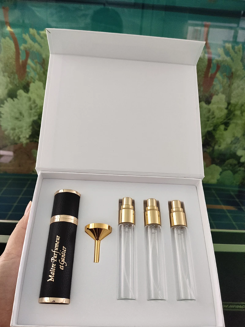 Black Spray Atomizer with 3 Spray Glass Bottles Black Spray Atomizer with 3 Spray Glass Bottles